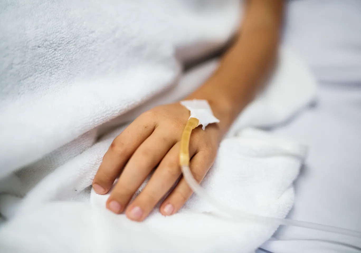Kroplówki witaminowe Świdwin: dłoń pacjenta z założonym wenflonem