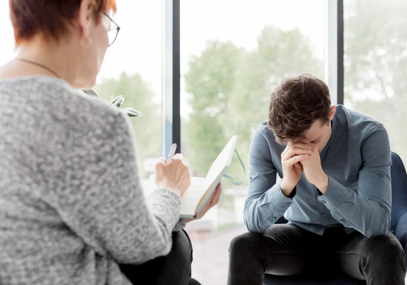 Uzależnienia behawioralne Koszalin: konsultacja u terapeuty przy oknie