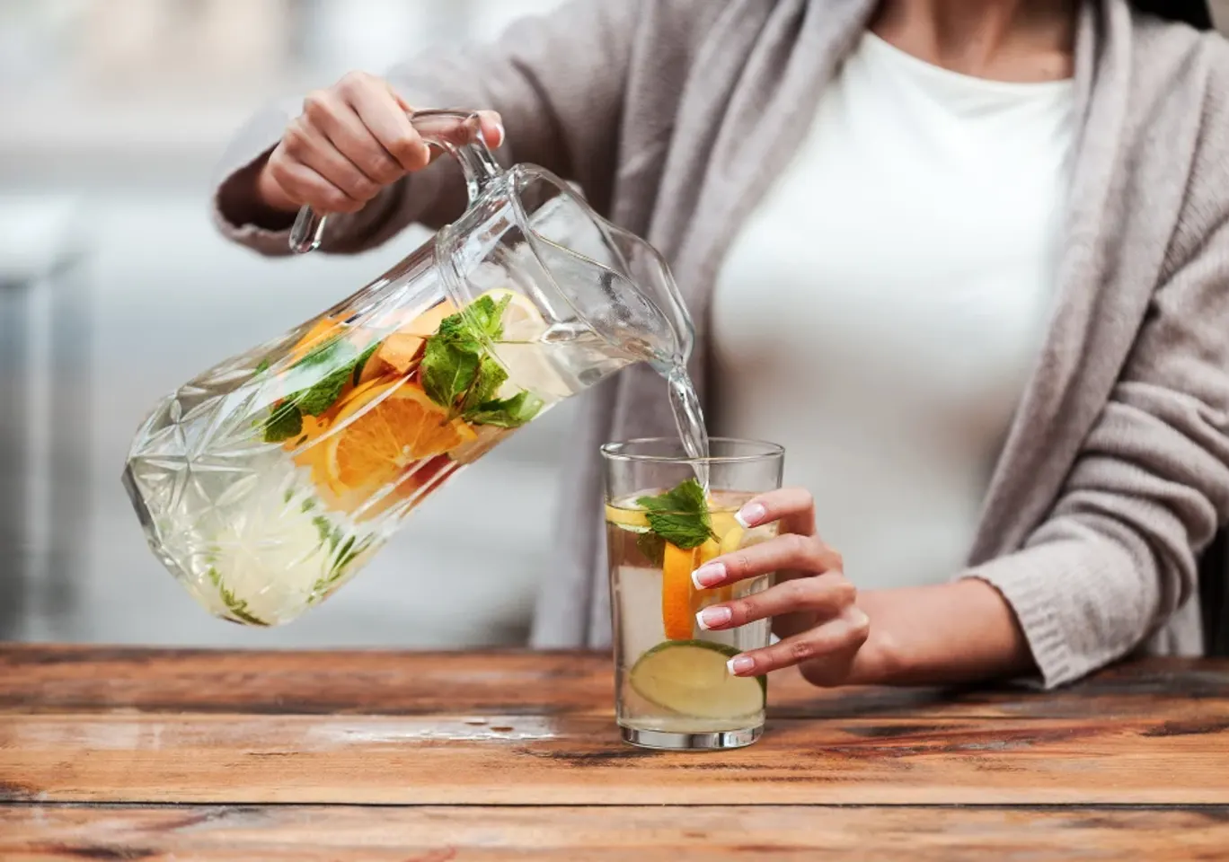 Leczenie alkoholizmu Koszalin: napój bezalkoholowy z owocami nalewany do szklanki